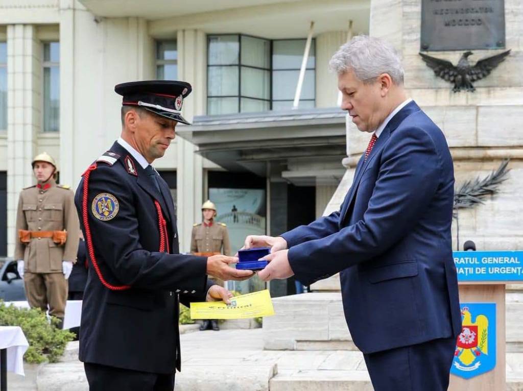 pompier brașovean primind distincția Salvatorul de onoare pompier brașovean primind distincția Salvatorul de onoare