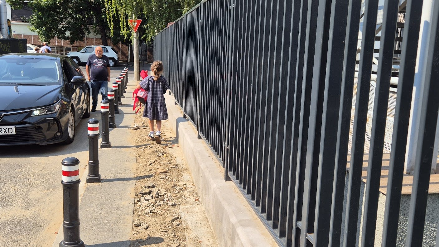 Lucrările pe strada Tunari din București au lăsat un șanț periculos în fața unei școli