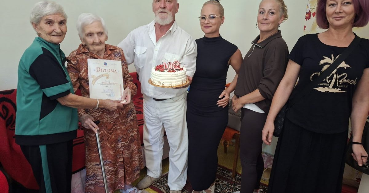 doamna în vârstă primind diplomă și premiu doamna în vârstă primind diplomă și premiu