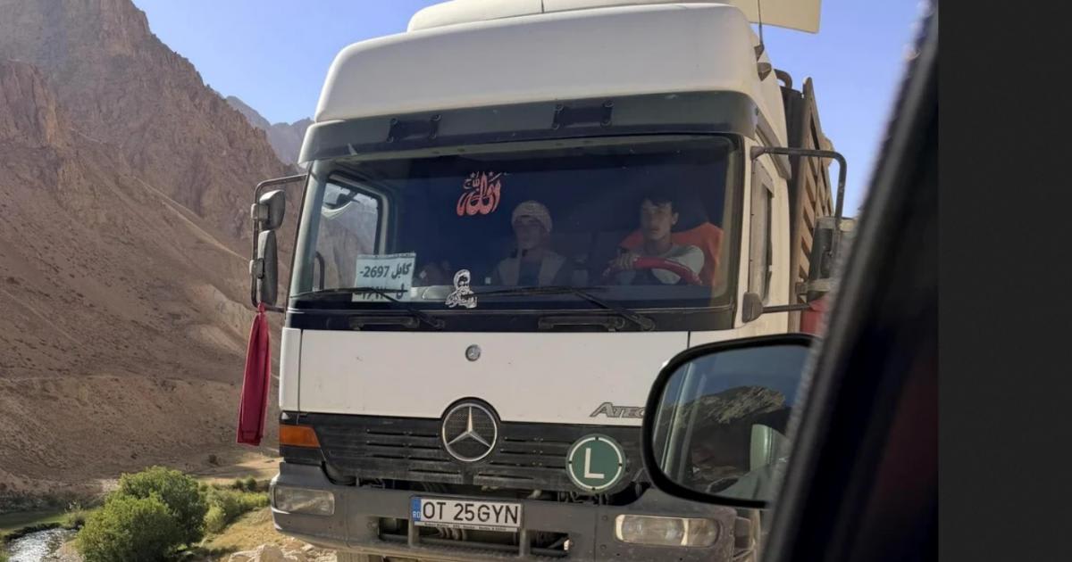 Camion cu numere românești pe drumul dintre Kandahar și Kabul Camion cu numere românești pe drumul dintre Kandahar și Kabul