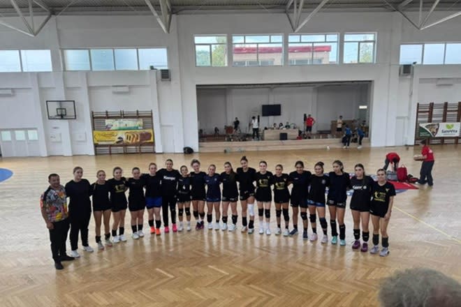 fete handbal pe teren în timpul turneului amical fete handbal pe teren în timpul turneului amical