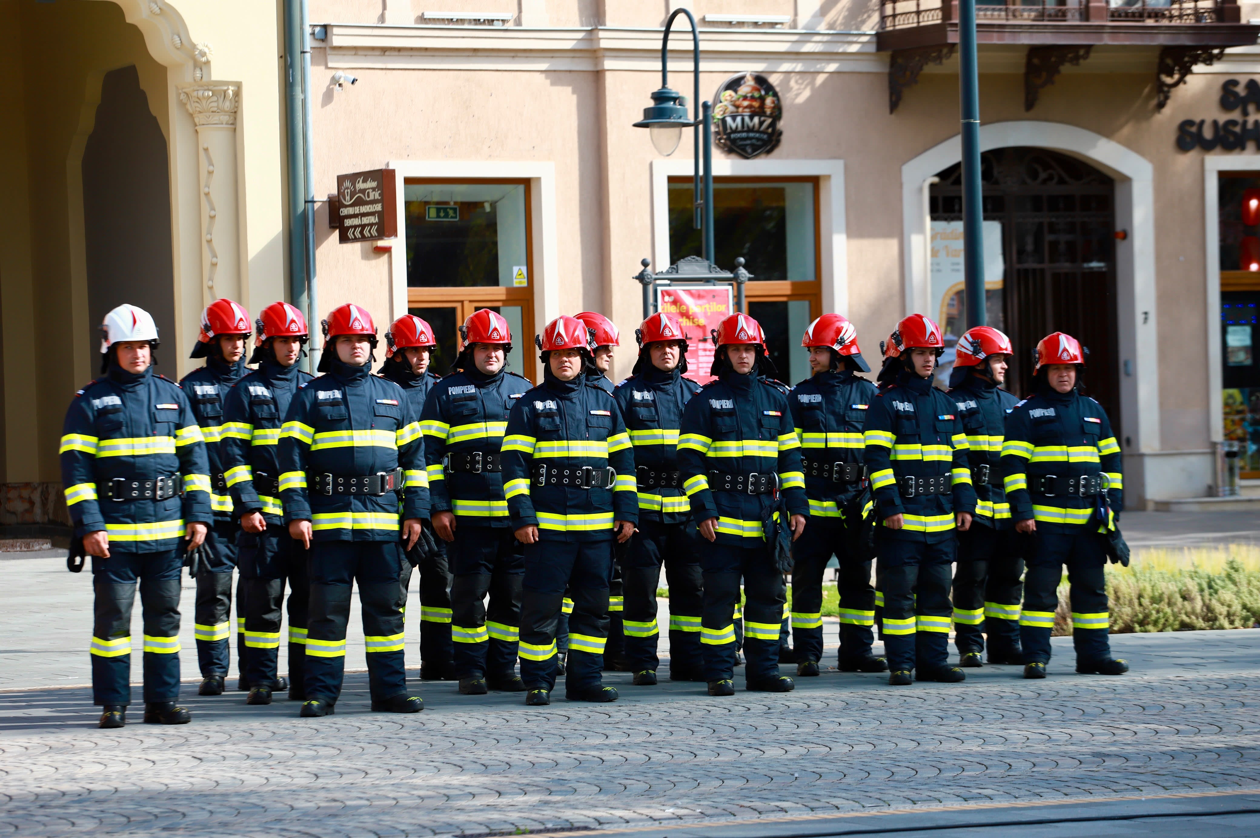 pompieri sătmăreni în paradă, tehnică de intervenție, ceremonie oficială pompieri sătmăreni în paradă, tehnică de intervenție, ceremonie oficială