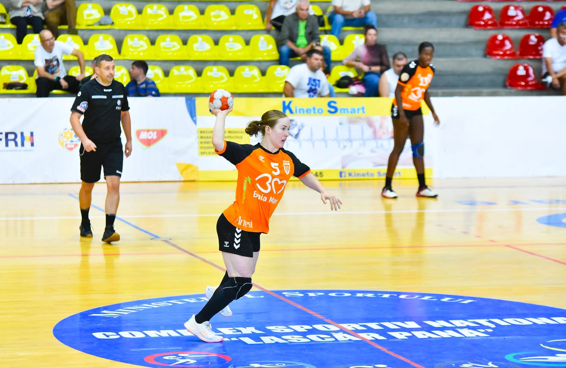 jucătoare de handbal în acțiune, meci în sala sporturilor jucătoare de handbal în acțiune, meci în sala sporturilor