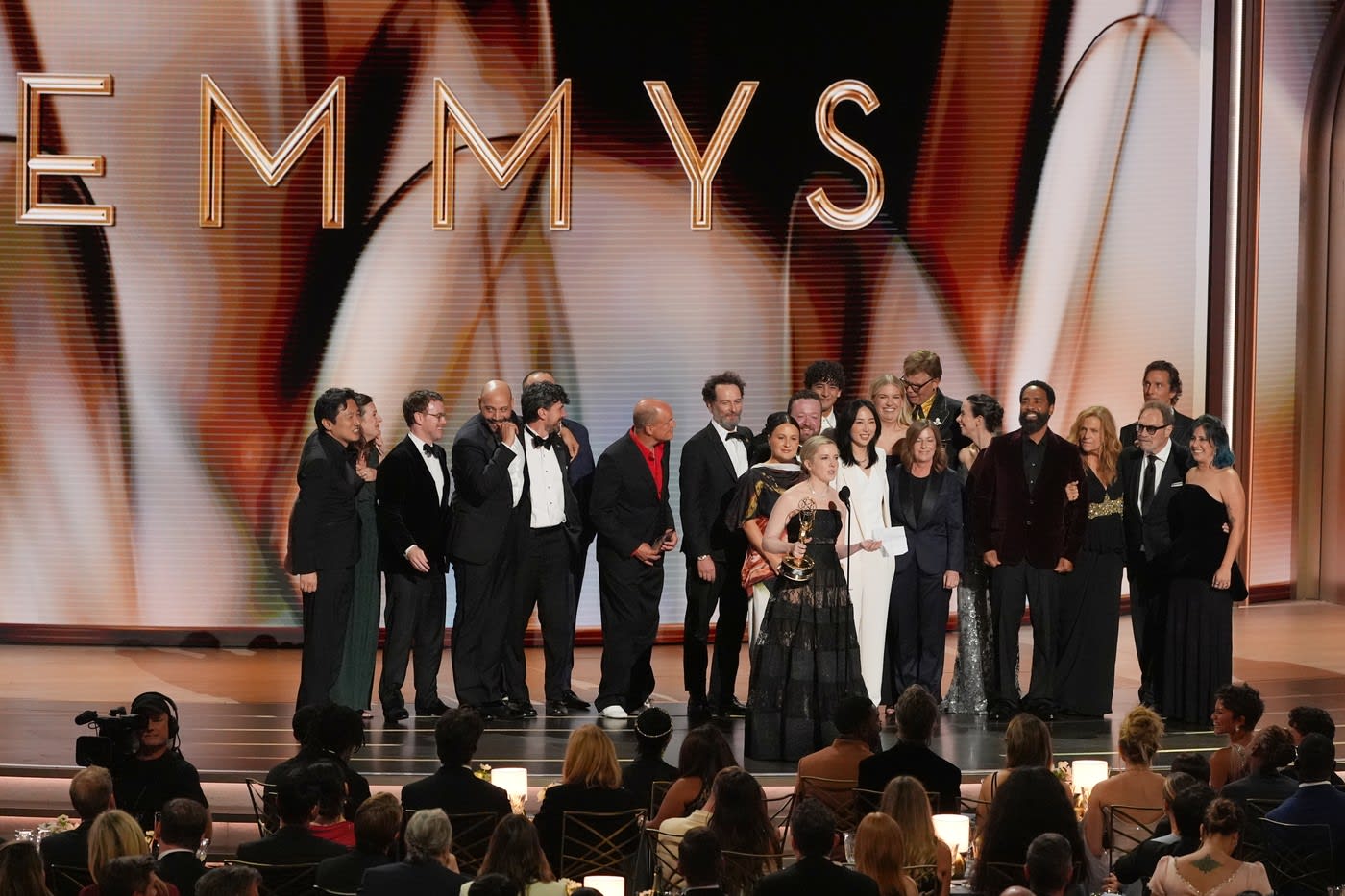 actorii serialului Widow’s Bay la gala Emmy 2026 actorii serialului Widow’s Bay la gala Emmy 2026