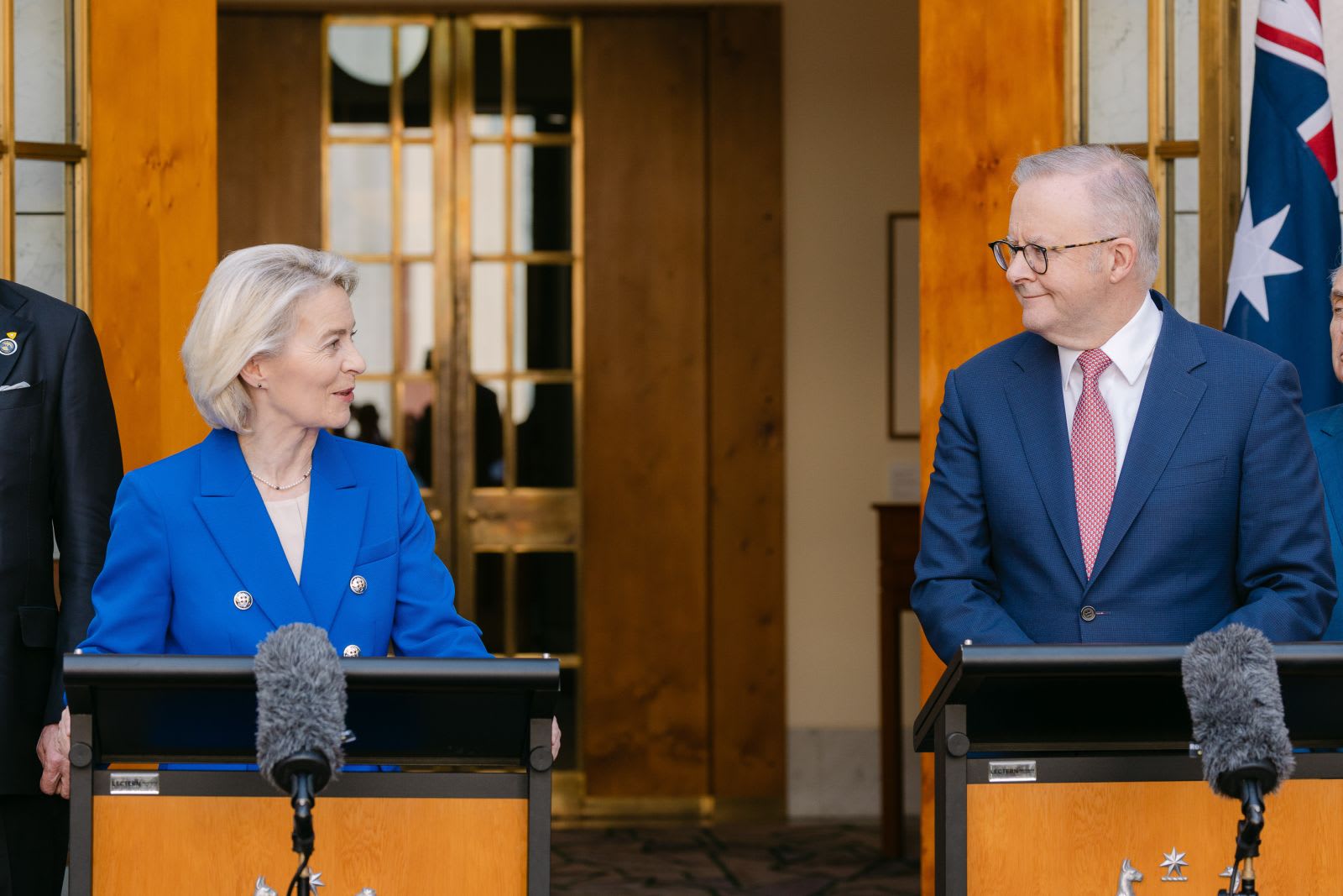 drapel australian și steagul UE, simbol al alianței economice drapel australian și steagul UE, simbol al alianței economice