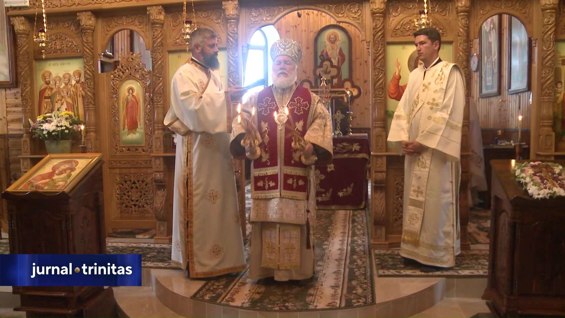 Liturghie la schitul din Topolog, credincioși și monahi Liturghie la schitul din Topolog, credincioși și monahi