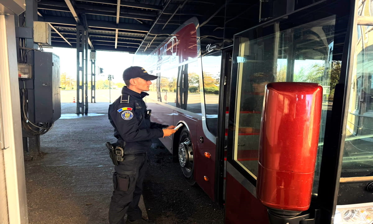 microbuz oprit la Albița cu documente false, polițiști frontieră microbuz oprit la Albița cu documente false, polițiști frontieră