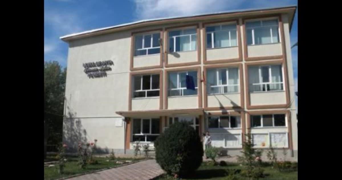 Tatăl unui elev din Ploiești, încătușat după ce a provocat un accident în curtea școlii