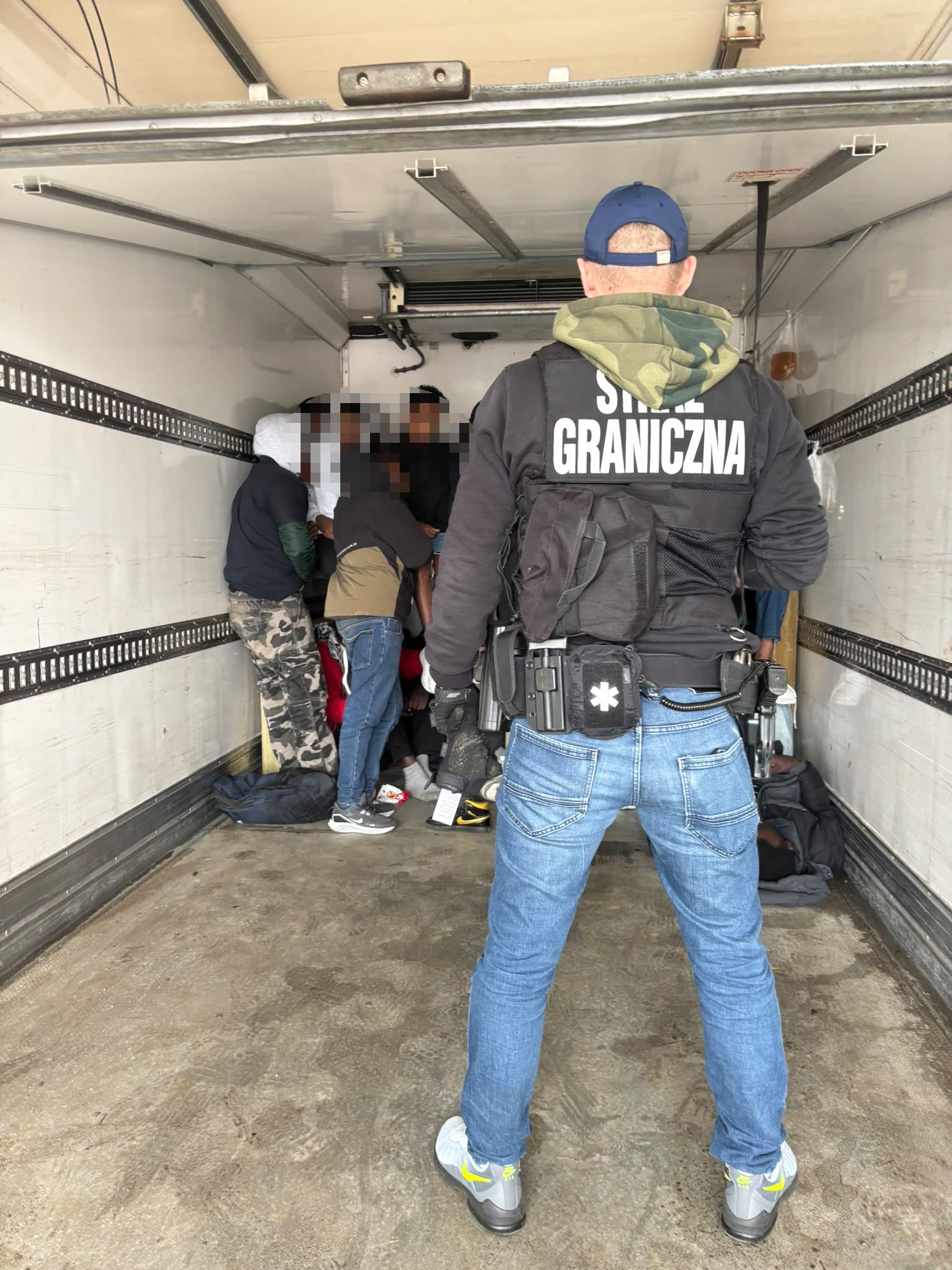 Camion oprit pe autostradă cu migranți ascunși în compartiment