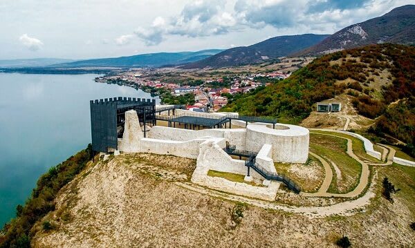 Șase artiști contemporani au început rezidența în Coronini pentru promovarea patrimoniului local
