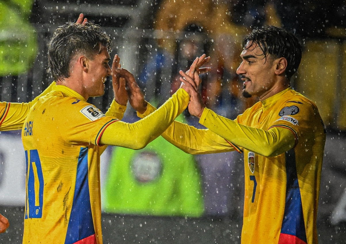 fotbalist în acțiune pe teren fotbalist în acțiune pe teren