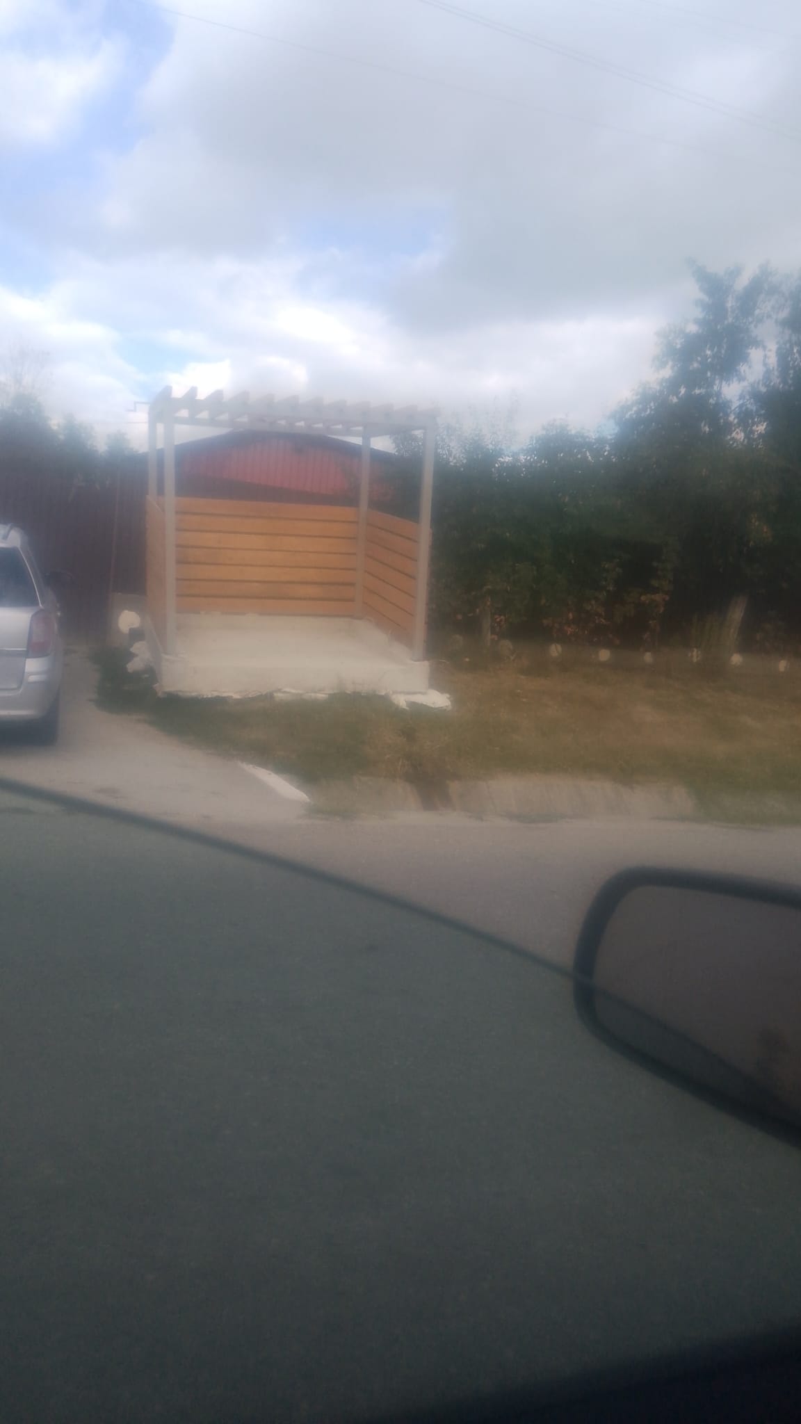 platforme de gunoi simple, construcții din beton și scânduri platforme de gunoi simple, construcții din beton și scânduri