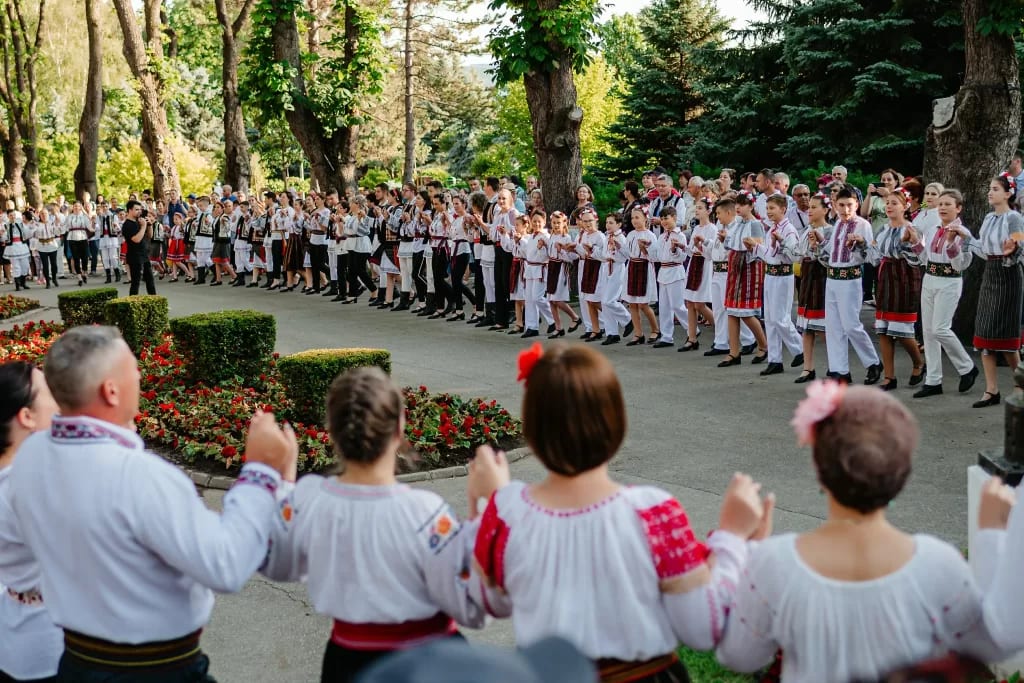 copii dansând dans popular românesc la Vaslui copii dansând dans popular românesc la Vaslui
