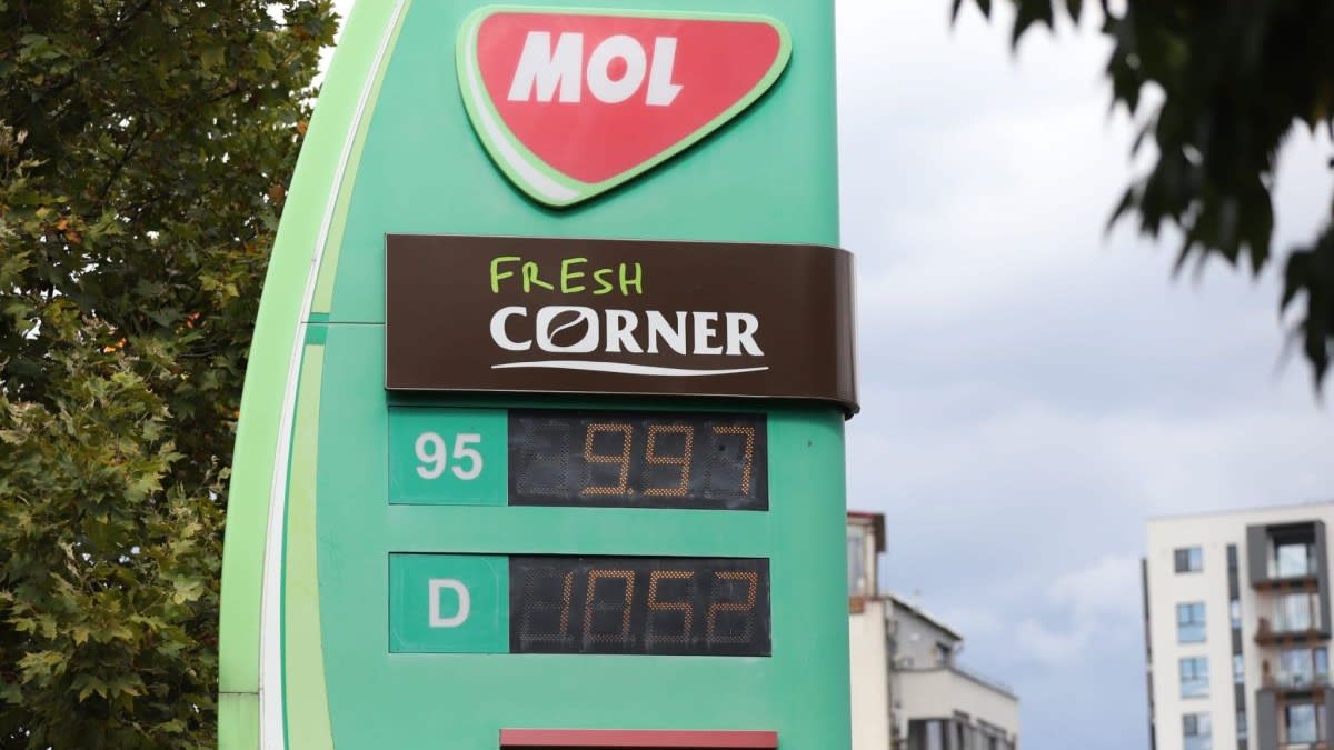 stație de carburanți cu prețuri afișate