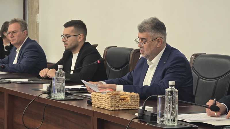 Elevi primind lapte și corn în școală Elevi primind lapte și corn în școală