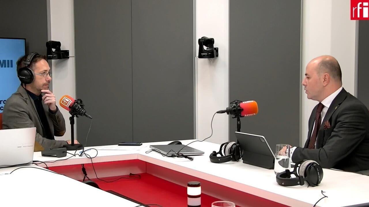 Alexandru Muraru în timpul unui interviu Alexandru Muraru în timpul unui interviu