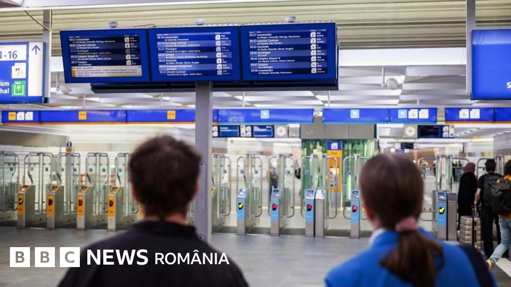 politiști îndepărtând obiecte de pe șinele de cale ferată, Olanda politiști îndepărtând obiecte de pe șinele de cale ferată, Olanda
