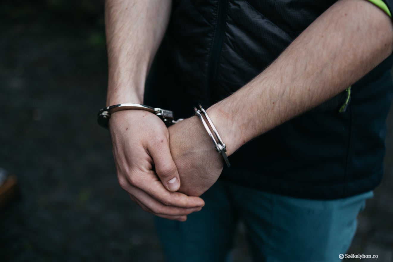 Doi tineri au fost arestați după ce au agresat un bărbat de 59 de ani în Dédabisztrán