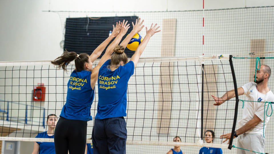 Sala Sporturilor din Brașov, echipă de volei feminin în acțiune Sala Sporturilor din Brașov, echipă de volei feminin în acțiune