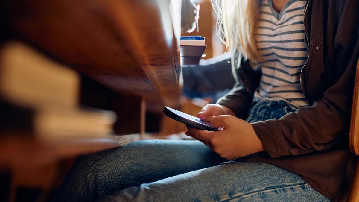 Elevii din Brăila și România folosesc tot mai mult smartphone-ul și AI-ul în școală