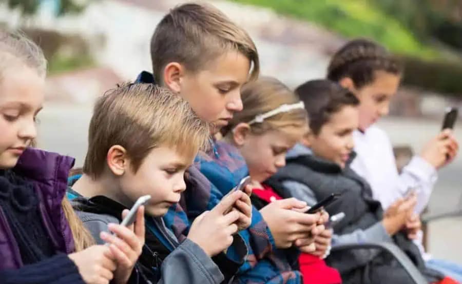copil utilizând tabletă, siguranță online copil utilizând tabletă, siguranță online