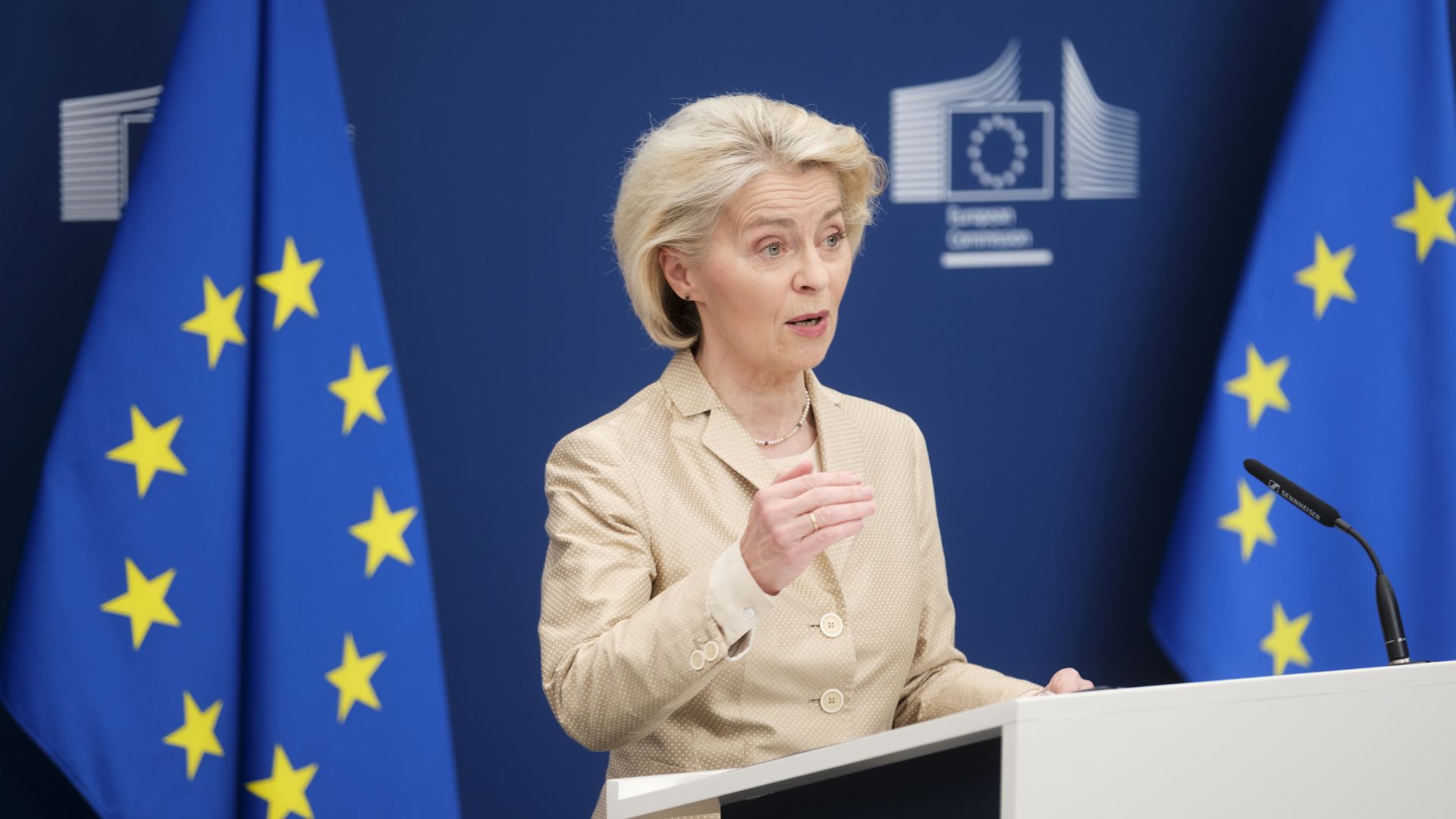 Ursula von der Leyen și premierul canadian la Strasbourg