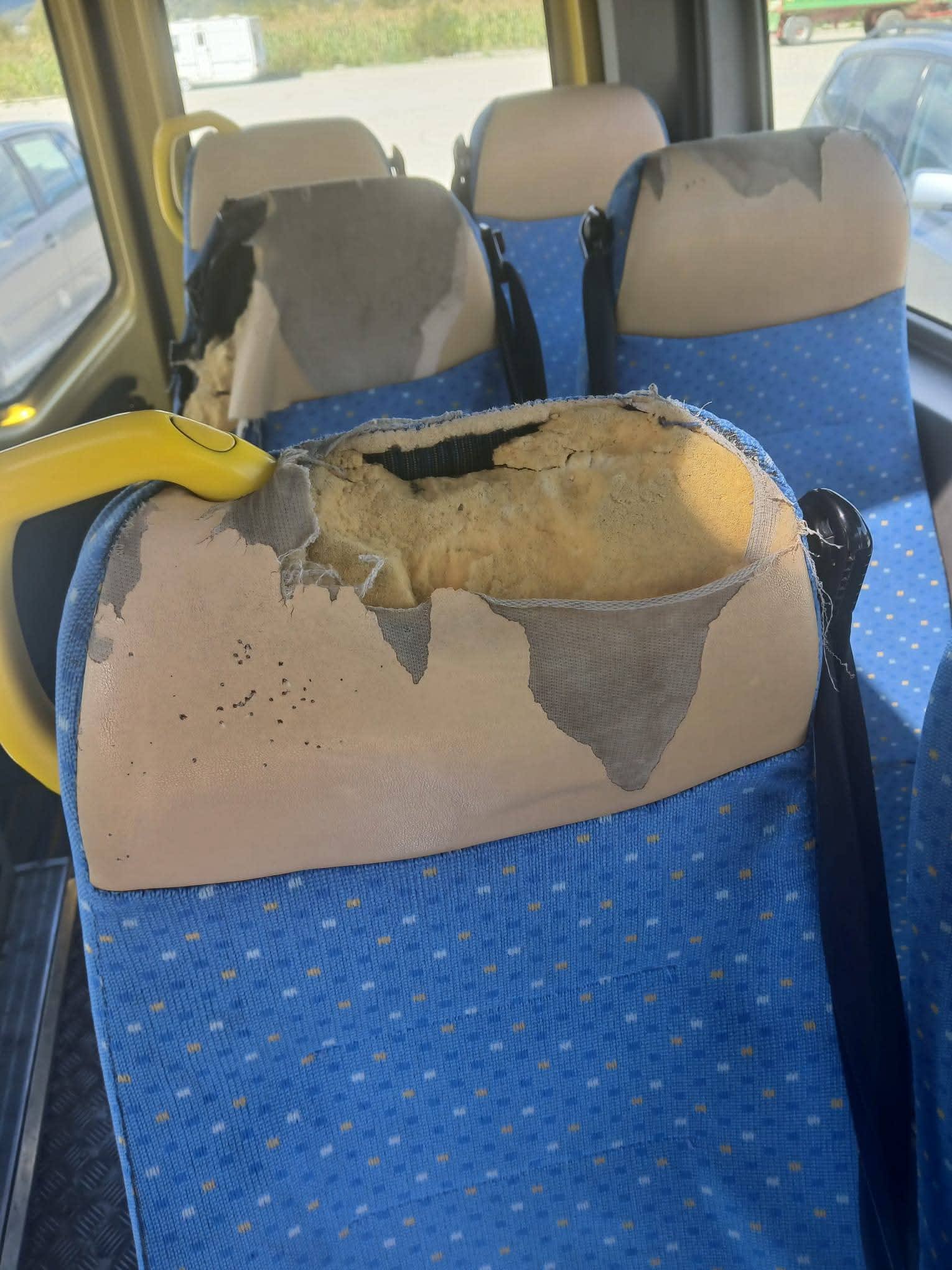 microbuz școlar vandalizat în Vâlcea, starea vehiculului microbuz școlar vandalizat în Vâlcea, starea vehiculului