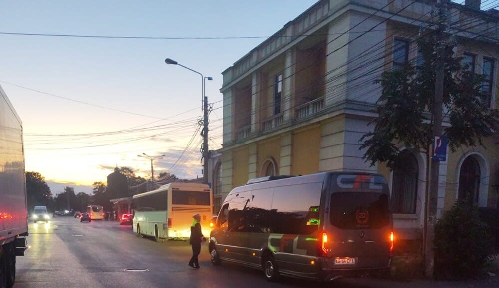 controale poliție transportatori în Ploiești, polițiști verificând autovehicule controale poliție transportatori în Ploiești, polițiști verificând autovehicule