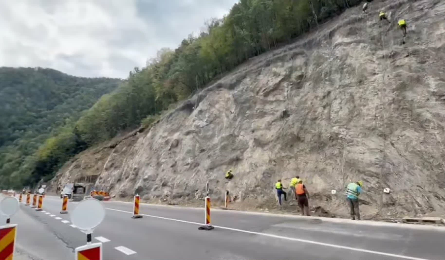 Restricții pe Valea Oltului pentru camioane, lucrări de siguranță în desfășurare