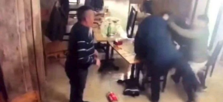 agresiune în fața unui club din Suceava, polițiști și suspecti agresiune în fața unui club din Suceava, polițiști și suspecti