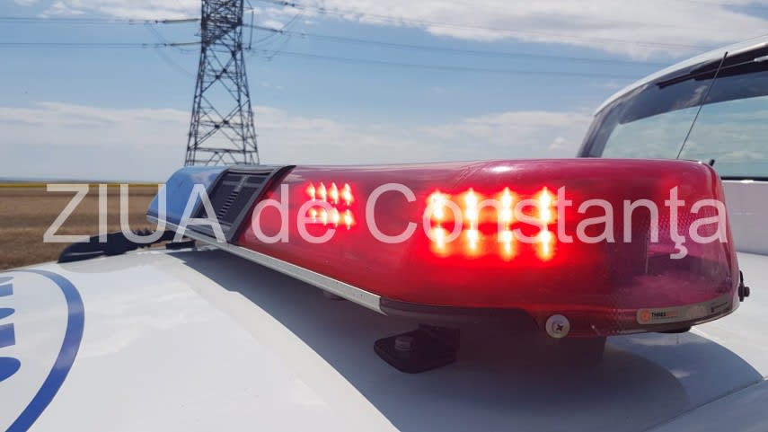 Polițiști verificând trenuri și persoane în stațiile CFR din Constanța