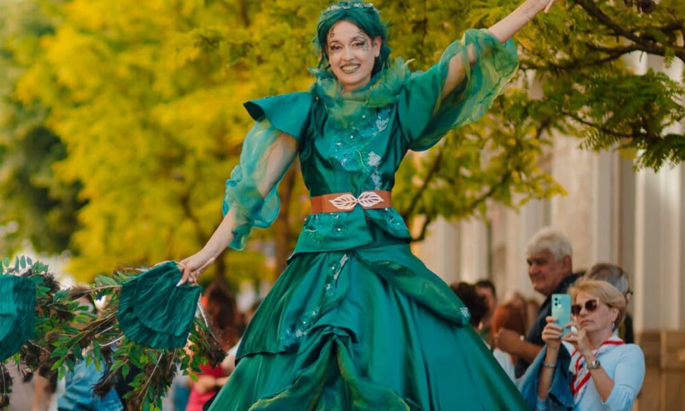 Personaje Nature Fairies defilând în Piața Libertății din Baia Mare Personaje Nature Fairies defilând în Piața Libertății din Baia Mare