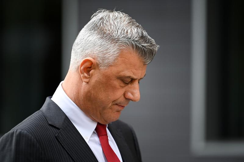 imagine cu tribunalul de la Haga și steaguri albaneze imagine cu tribunalul de la Haga și steaguri albaneze