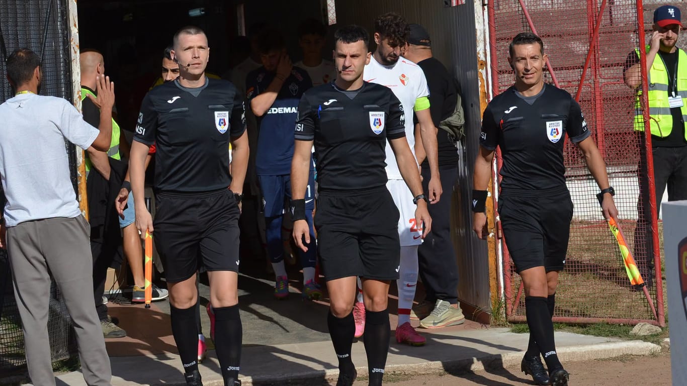 Dorinel Munteanu criticând arbitrajul în timpul meciului Dorinel Munteanu criticând arbitrajul în timpul meciului