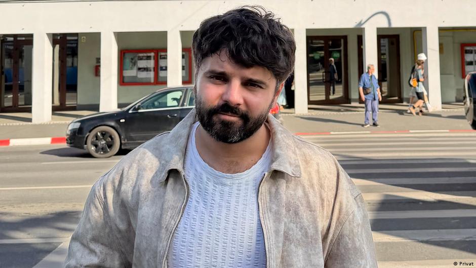 poet pe scenă în timpul spectacolului de poezie poet pe scenă în timpul spectacolului de poezie