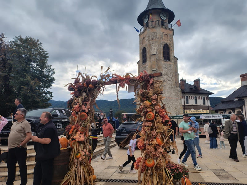 Tineri și producători la Festivalul Toamnei în Piatra-Neamț Tineri și producători la Festivalul Toamnei în Piatra-Neamț