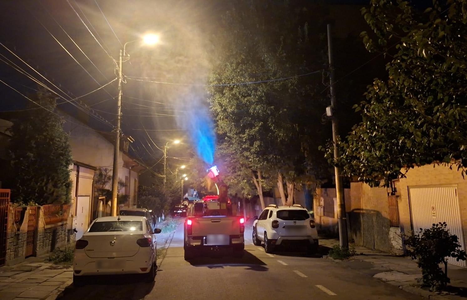 echipe de dezinsecție intervenind pe malurile lacurilor echipe de dezinsecție intervenind pe malurile lacurilor