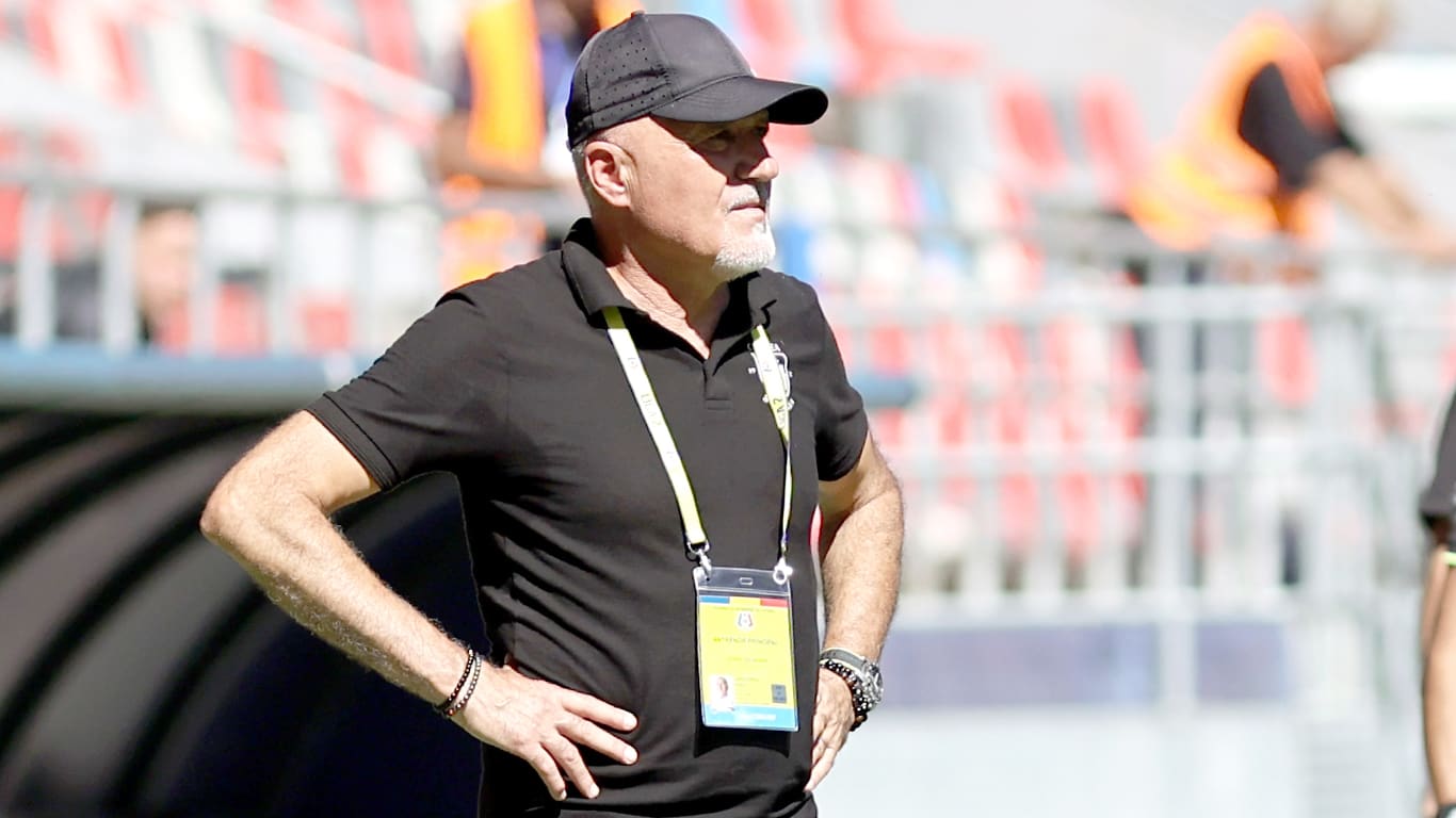 jucători de fotbal în acțiune pe teren jucători de fotbal în acțiune pe teren