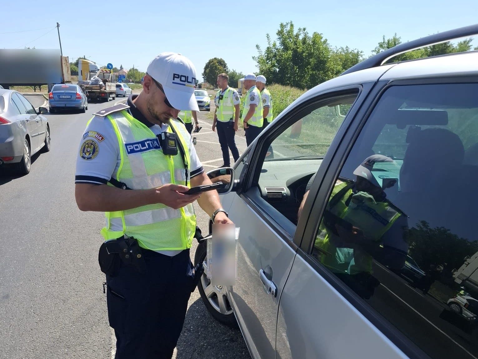 autoturism urmărit de poliție în Vaslui, mașină acroșând bordură autoturism urmărit de poliție în Vaslui, mașină acroșând bordură