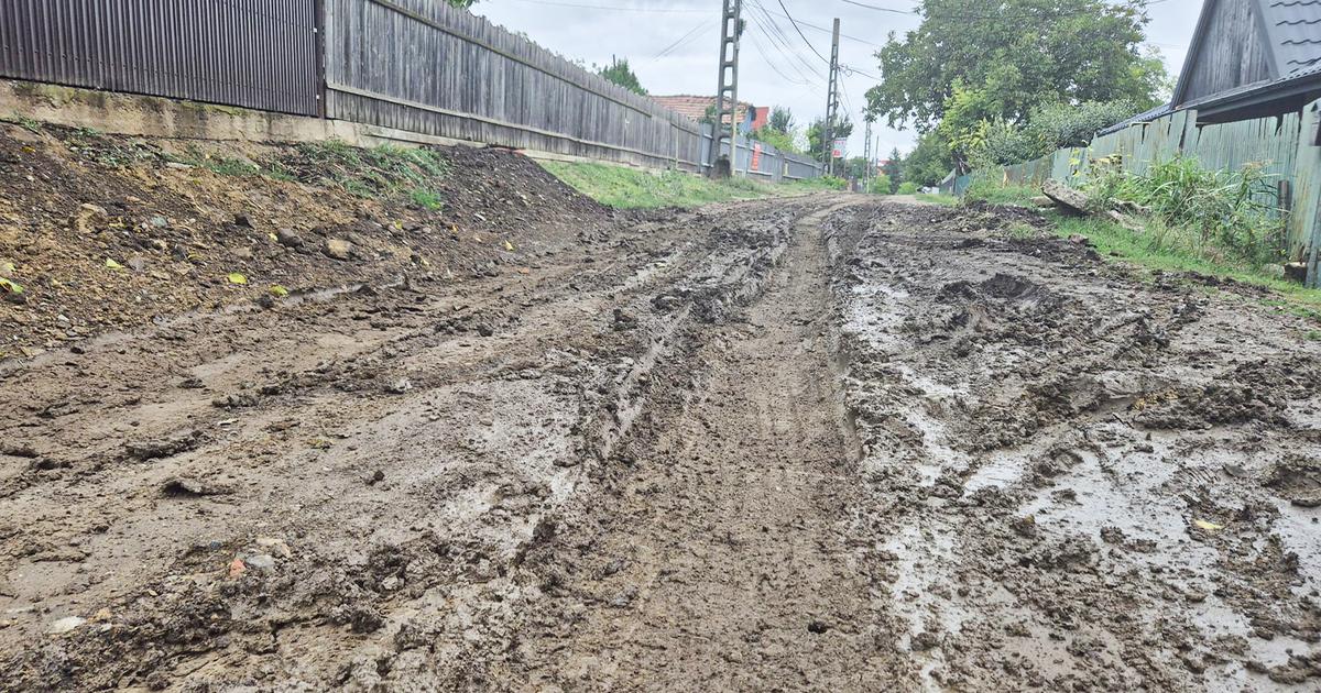 drum plin de noroi și șanțuri în Breazu, județul Iași drum plin de noroi și șanțuri în Breazu, județul Iași