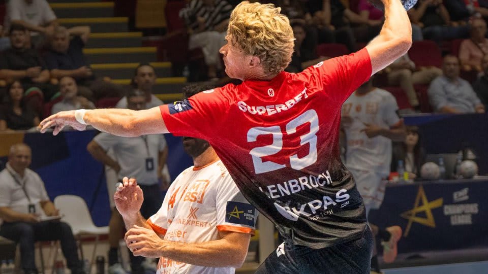 Meci de handbal între Dinamo și Skanderborg, scor 25-25