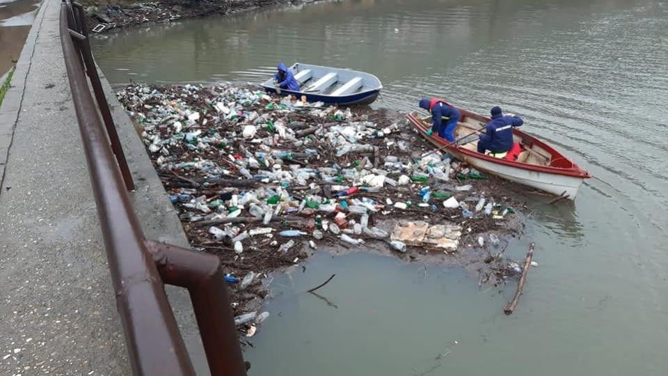 Pe trei râuri din Bihor au fost montate sisteme pilot pentru colectarea deșeurilor plutitoare