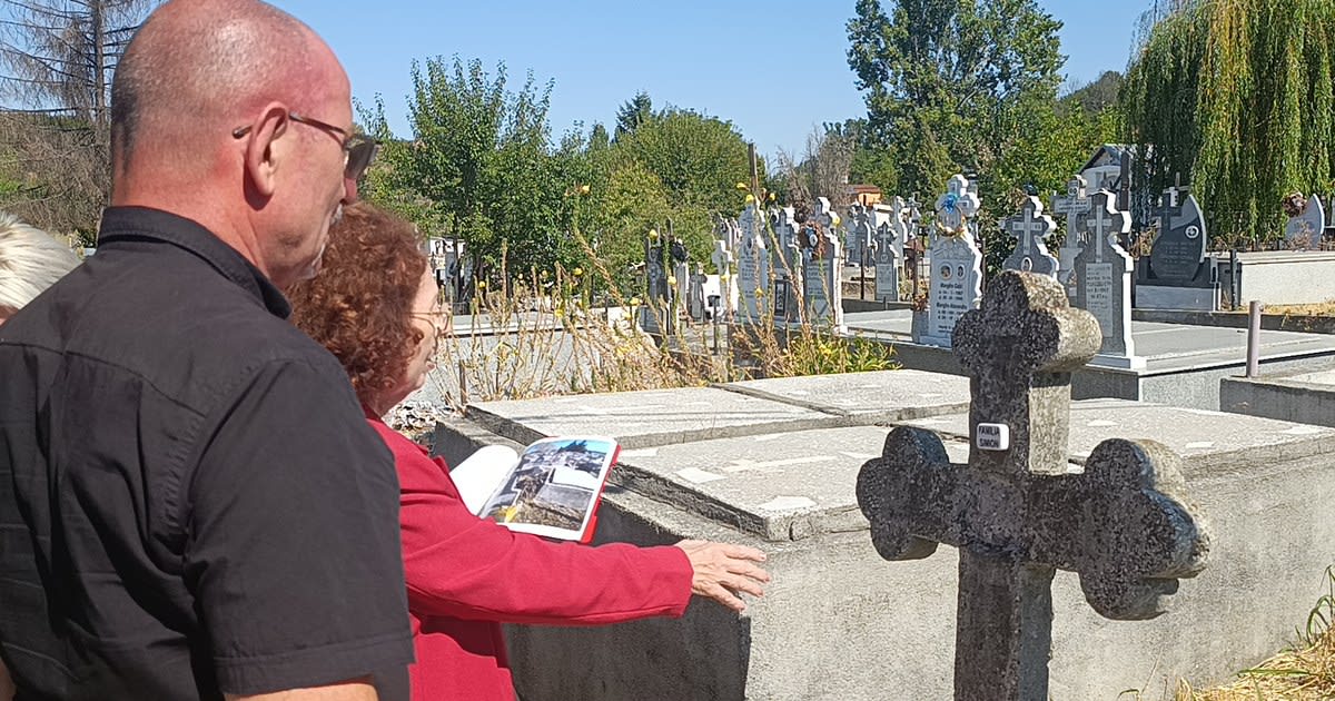 zona cimitirului din Slatina cu poliție și saci cu oseminte zona cimitirului din Slatina cu poliție și saci cu oseminte
