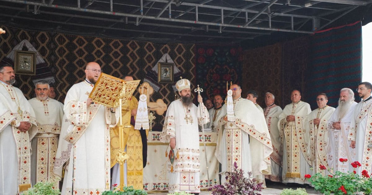 Preasfințitul Benedict în timpul slujbei de târnosire Preasfințitul Benedict în timpul slujbei de târnosire