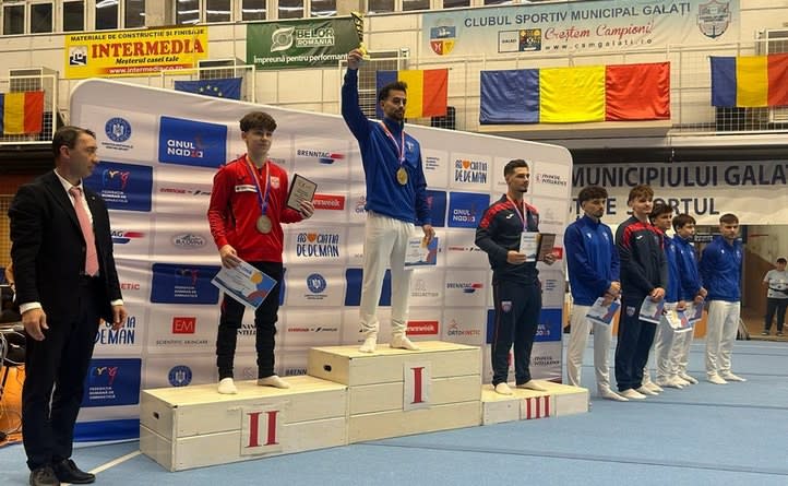 Gimnast în timpul unei exerciții la campionatele naționale Gimnast în timpul unei exerciții la campionatele naționale
