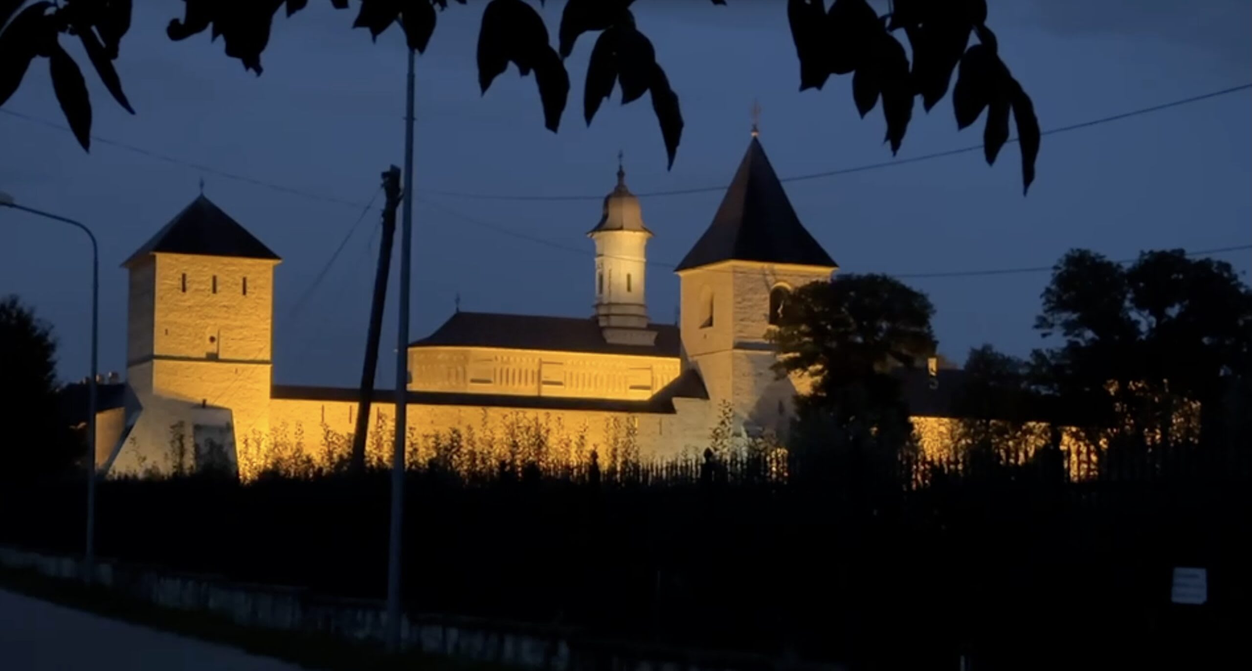 Nicușor Dan vizitând Mănăstirea Dragomirna în Suceava Nicușor Dan vizitând Mănăstirea Dragomirna în Suceava