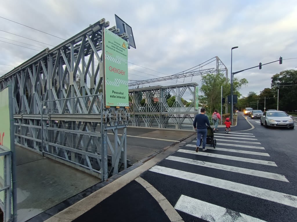 trafic aglomerat la semaforul de la podul provizoriu peste Someș trafic aglomerat la semaforul de la podul provizoriu peste Someș