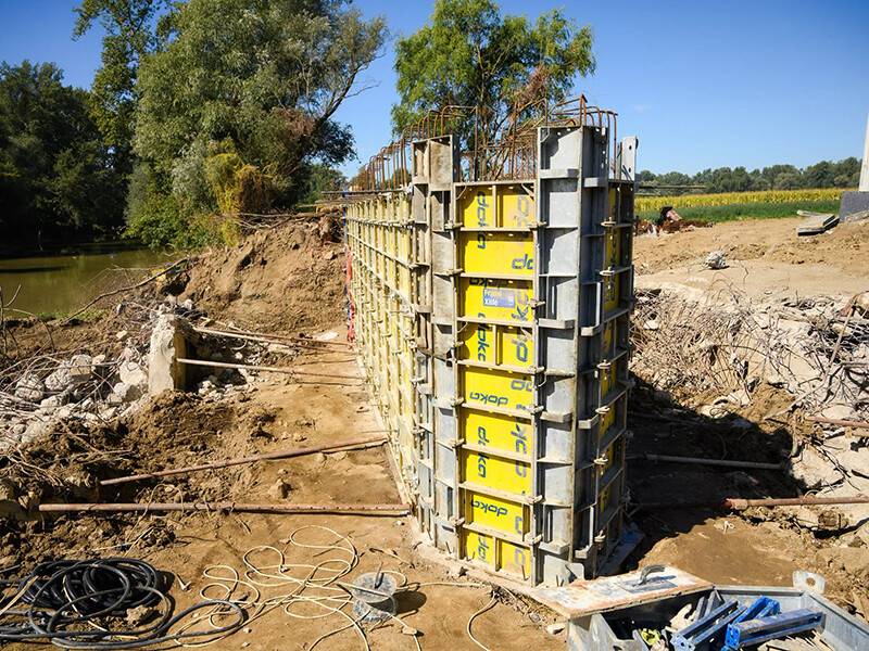 șantier de drum județean în Maramureș, muncitori și utilaje șantier de drum județean în Maramureș, muncitori și utilaje