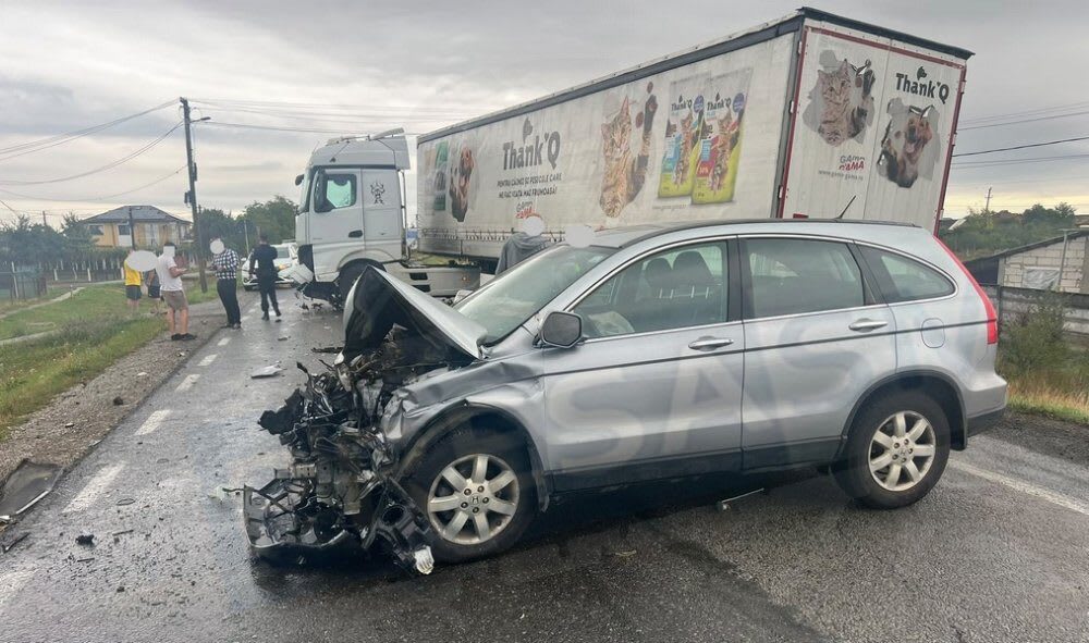 Trafic blocat în Decebal după accident între TIR și autoturism
