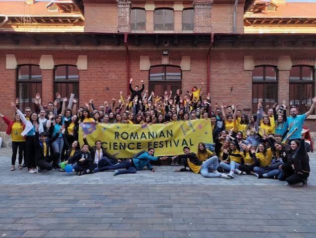 eveniment științific în aer liber, elevi și profesioniști eveniment științific în aer liber, elevi și profesioniști